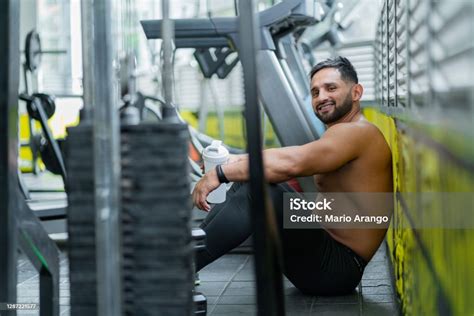 Ngewe Di Gym Jangan menatap bayangan — chip teman facebook yang cepat saji image 2