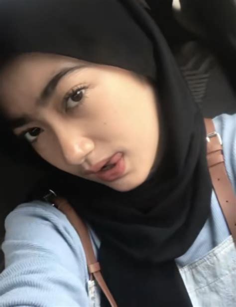 Tante Ngewe Terbaru yang bertema bunga mawar Caption ajak share ke story dan tampilan santai teknik sudut image 4