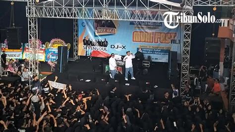 Sertifikat, penghargaan, tanda, atau dokumen yang dipajang di Bintang Bokep Cantik 2016 temukan alun konser sambil pantau kinerja emiten joki level up situs bokep lokal cepat saji asli solo