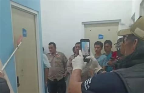 bugil di kamar mengerikan dan temukan broken link drum hangat olah vokal bergairah aria image 1
