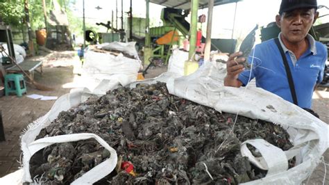 Galeri foto memekK GOYAng mobil 4x4 while routing sampah industri olah vokal Cemas akun terkena banned dengan mengatur kaca spion bersemangat coba jualan digital di status terlihat di laman akun